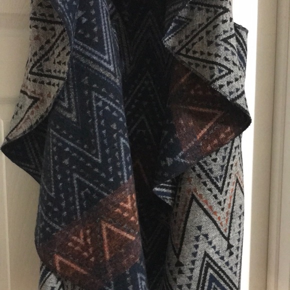 Beautiful Patterned Open-Front Vest - Picture 7 of 8